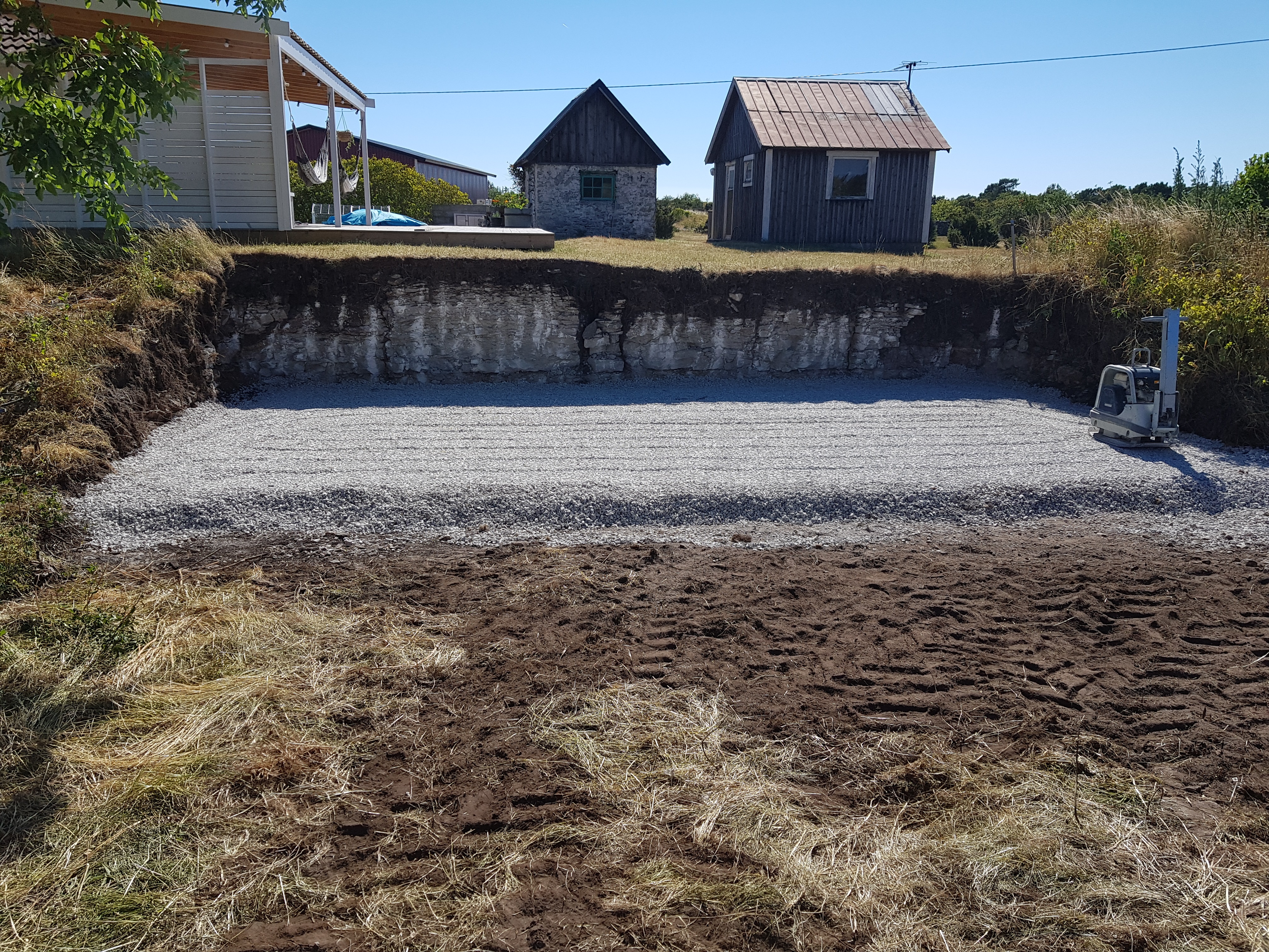 Schaktning berg, samt anläggning grusbädd för pool