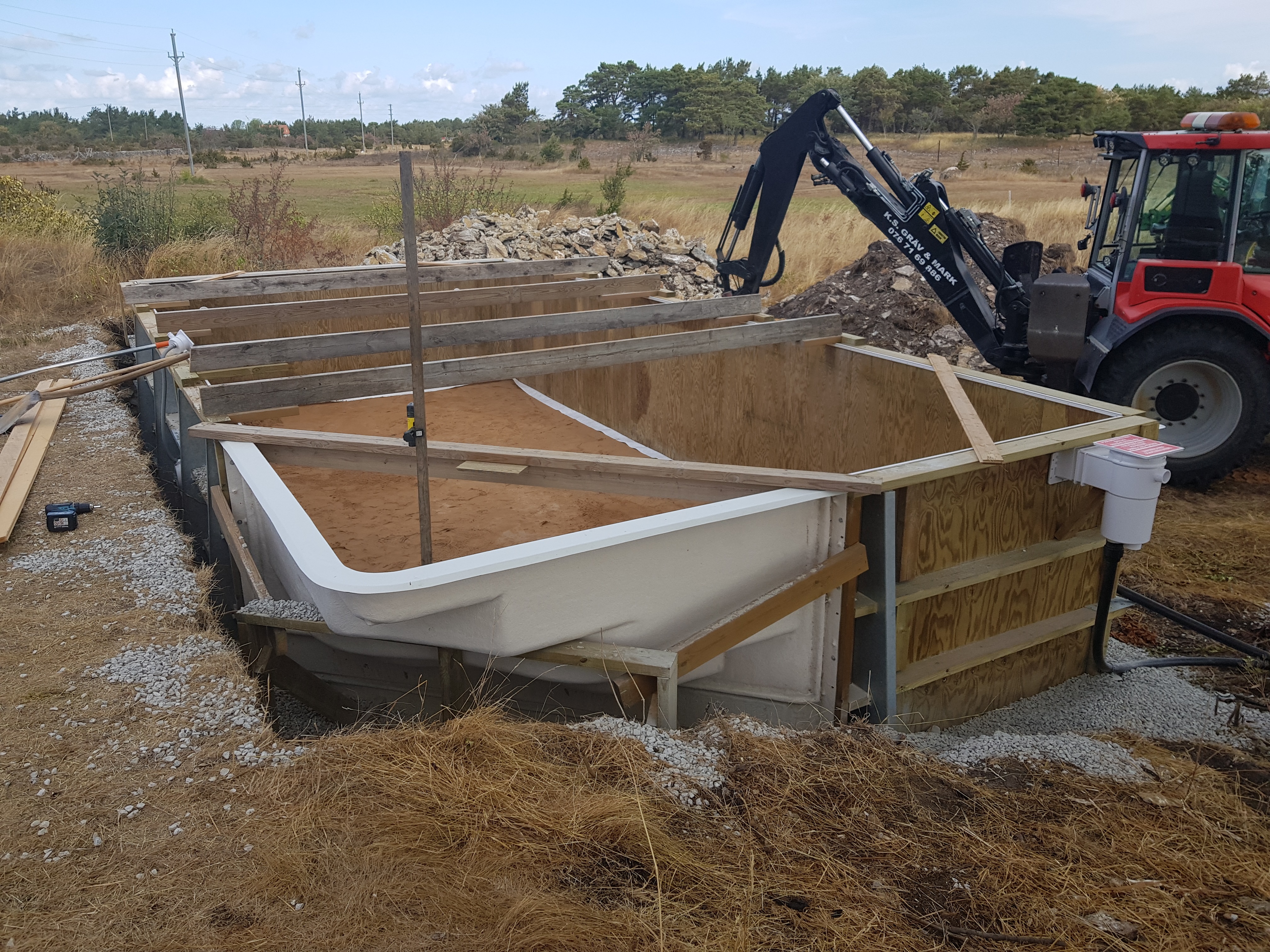 Schaktning berg, samt anläggning grusbädd för pool